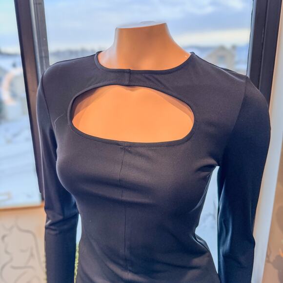 NWT-Miami of Francescas Black Long Sleeved Zip Back Top-Cut Out Neck Line-Size M - Picture 2 of 8